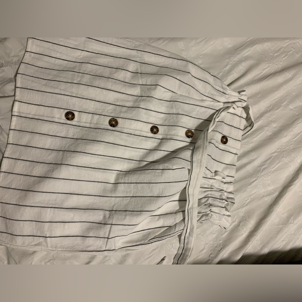 Mini/ knew length skirt with a belt and pockets